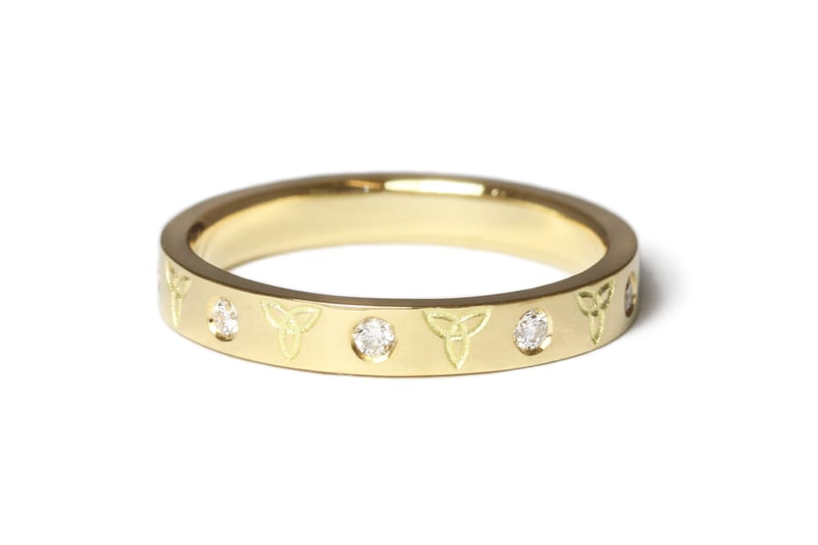 18ct yellow gold engraving and diamonds