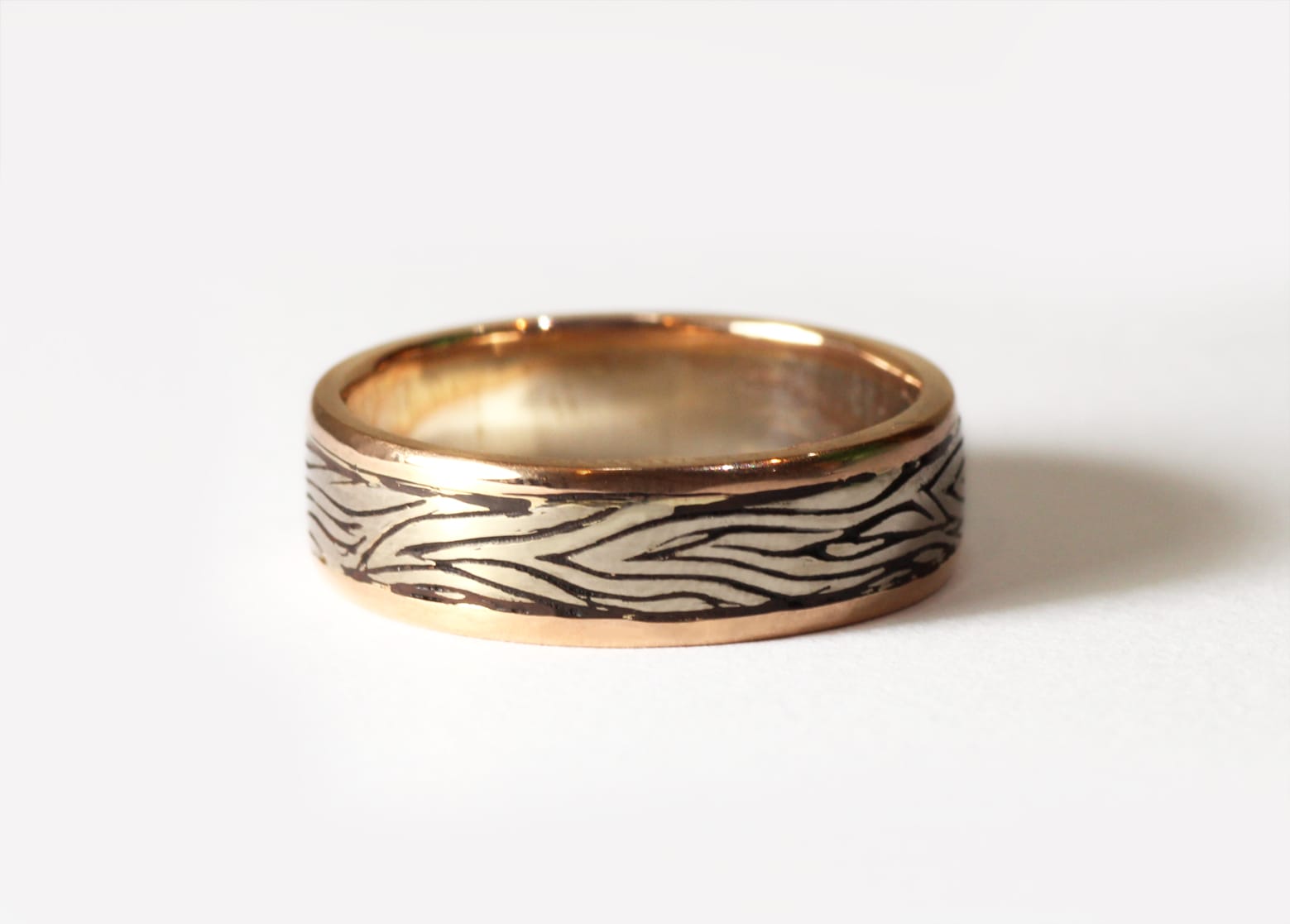 18ct Fairtrade gold 2 tone with wood grain finish
