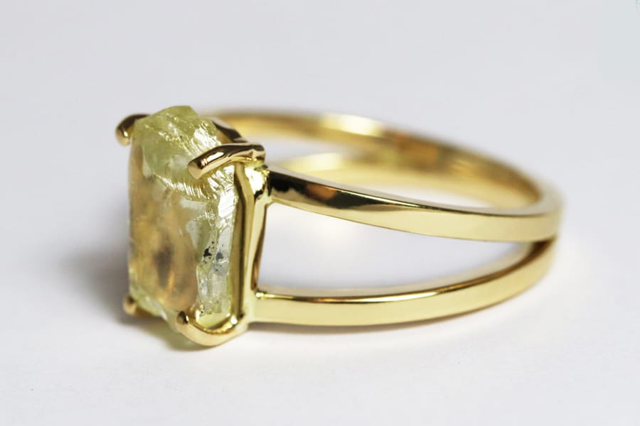 yellow gold with macle diamond