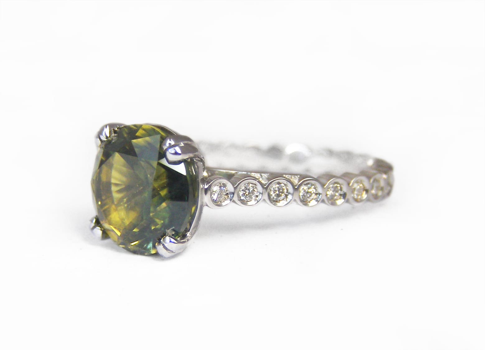 18ct Fairtrade white gold with peridot and diamonds
