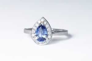 Sapphire platinum and moissanites