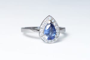 Sapphire platinum and moissanites