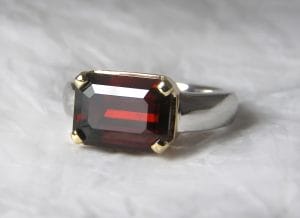 18ct yellow gold with garnet