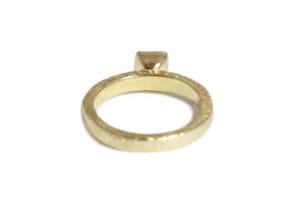 Yellow gold with tourmaline