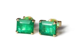 Emerald yellow gold stud earrings