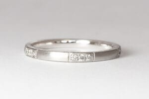 Diamonds in white gold wedder