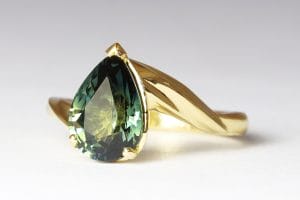 Yellow gold with pear parti sapphire