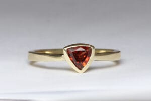 Garnet trilliant in yellow gold