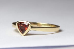Garnet trilliant in yellow gold