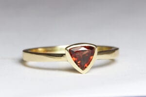 Garnet trilliant in yellow gold