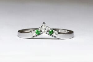 Tsavorite and diamond platinum ring