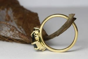 sapphires in yellow gold