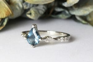Blue spinel in platinum
