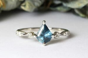 Blue spinel in platinum