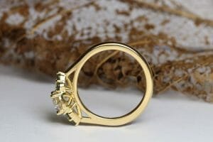 Diamond and sapphires in yellow gold